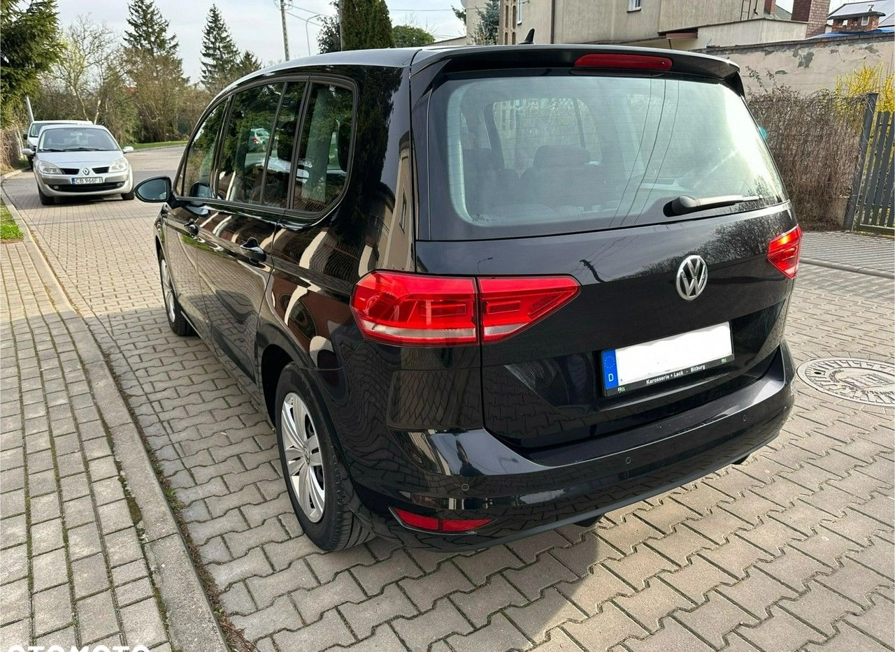 Volkswagen Touran cena 59600 przebieg: 220100, rok produkcji 2017 z Koszalin małe 232